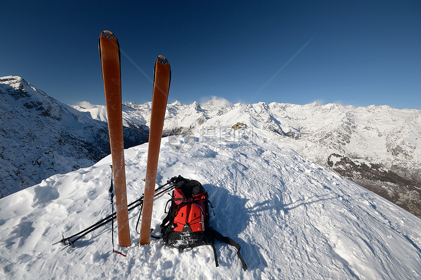 滑雪旅游设备和雪崩安全工具收发器自由体育天空勘探山峰运动寂寞风景蓝色图片