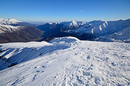 后国家滑雪勘探场景雪鞋运动远足粉雪活动山峰蓝色天空寂寞图片