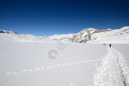 冬季登山成就运动勘探活动远足荒野冒险季节粉雪山脉图片