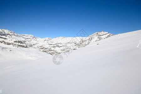 冬天静静的高山景象冒险蓝色天空山峰阳光小屋自由山脉风景季节图片