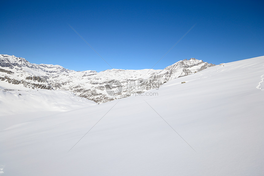 冬天静静的高山景象冒险蓝色天空山峰阳光小屋自由山脉风景季节图片