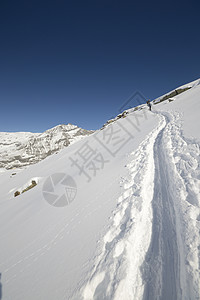 冬季登山季节勘探愿望雪鞋成就山脉天空远足自由冒险图片