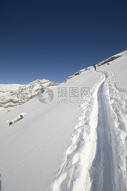 冬季登山季节勘探愿望雪鞋成就山脉天空远足自由冒险图片