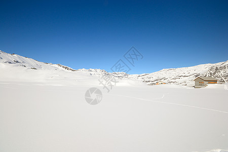 冬天静静的高山景象小屋山脉风景勘探自由全景蓝色粉雪大天堂阳光图片