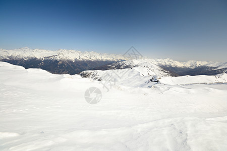 阿尔卑山滑坡阳光风景胜地滑雪天空粉雪山脉山峰勘探全景图片