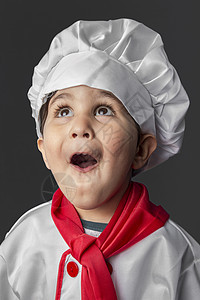 有趣的是 小男孩在灰面包旁的厨房做健康食物图片