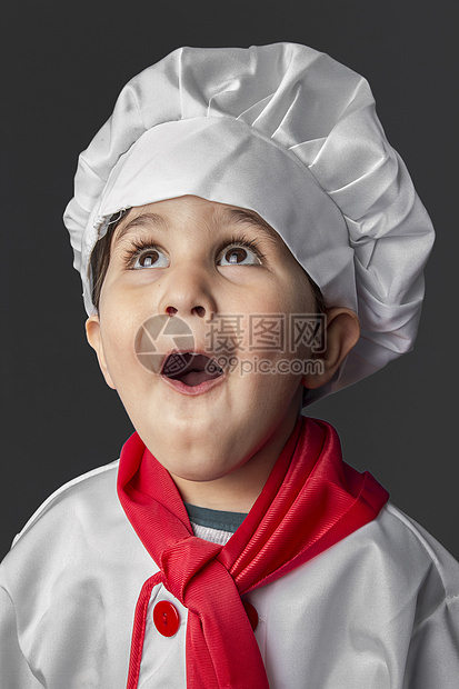 有趣的是 小男孩在灰面包旁的厨房做健康食物图片