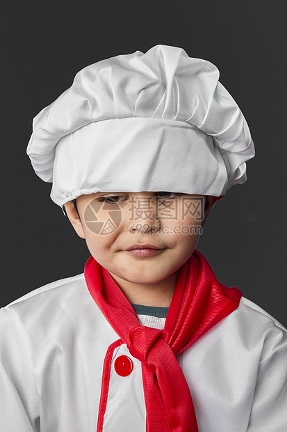 漂亮的小男孩 在灰面包旁的厨房做健康食物图片