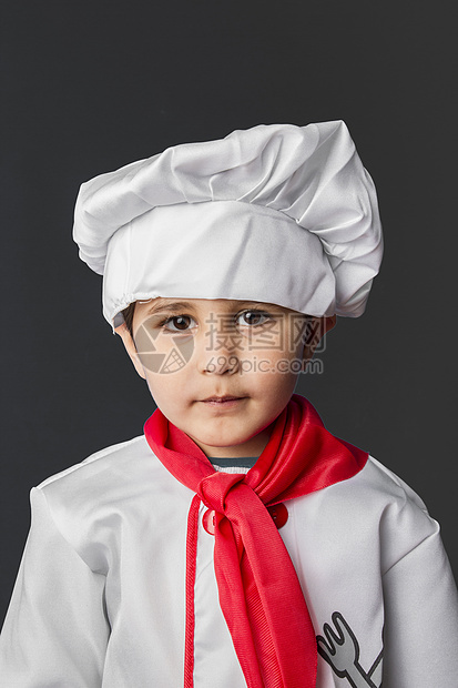 有趣的是 小男孩在厨房准备健康的食物 在灰背边的厨房里面粉女孩厨师面团童年围裙孩子烹饪女性家庭图片
