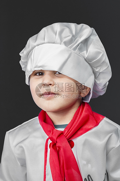 童年 小男孩在厨房准备健康食物 在灰色的厨房里帽子围裙微笑男生饮食蔬菜美食女性面粉烹饪图片