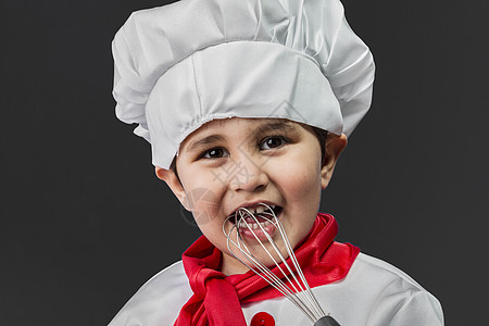 童年 小男孩在厨房准备健康食物 在灰色的厨房里孩子帽子饮食午餐桌子微笑围裙蔬菜烹饪乐趣图片