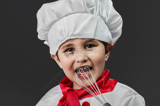 童年 小男孩在厨房准备健康食物 在灰色的厨房里孩子帽子饮食午餐桌子微笑围裙蔬菜烹饪乐趣图片
