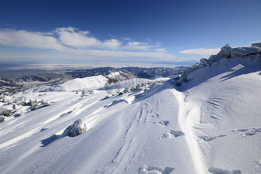 具有超光谱视图的雪坡冰川雪堆全景高原季节地区荒野勘探山脉山峰图片