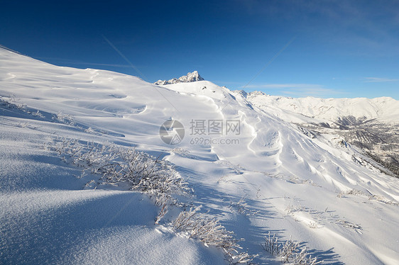 具有超光谱视图的雪坡全景山峰山脉冒险季节地区雪堆勘探高原滑雪图片