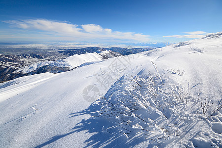 具有超光谱视图的雪坡高原雪堆冒险山峰寂寞全景地区勘探季节风景图片