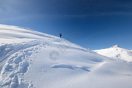 技术熟练冰川活动勘探天空雪鞋自由山峰远足粉雪山脉图片