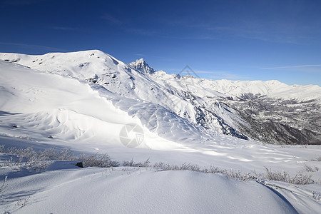 具有超光谱视图的雪坡季节冰川雪堆寂寞风景高原冒险地区滑雪运动图片