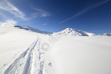 阿尔卑斯山的冬季冒险移动粉雪季节勘探荒野山峰成就冰川全景愿望图片