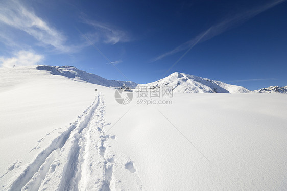 阿尔卑斯山的冬季冒险移动粉雪季节勘探荒野山峰成就冰川全景愿望图片