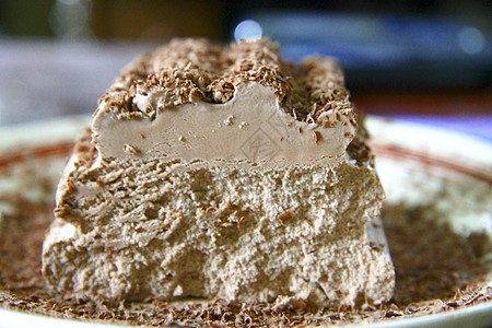 巧克力冰淇淋和加硬巧克力食物香气奶油棕色磨碎甜点冻结地面盘子图片