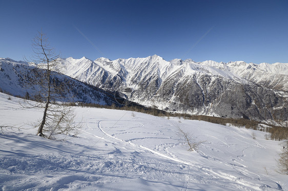 具有超光谱视图的雪坡地区滑雪山峰雪堆荒野冰川勘探寂寞全景高原图片