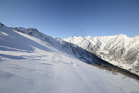 具有超光谱视图的雪坡雪堆荒野冰川山脉山峰寂寞冒险地区高原季节图片