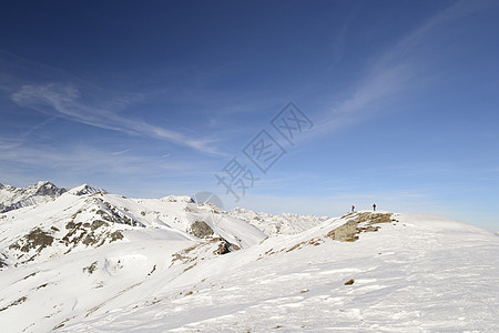 具有超光谱视图的雪坡勘探寂寞风景荒野高原山脉全景运动地区滑雪图片