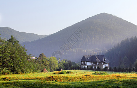 山之间有房屋建筑丘陵风景草地公园建筑学旅游岩石天空旅行图片