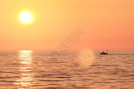 夏季海上日落海浪海岸砗磲假期地平线支撑反射风车海滩太阳背景图片