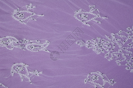 织物上的刺绣手工桌巾珠子缝合工艺花丝画幅桌布紫色水平背景图片