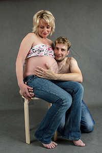 爱着幸福的一对夫妻 与丈夫一起怀孕的女人女性父亲腹部男人母性父母家庭母亲男性情侣图片