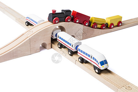 铁路上的木制玩具火车木材童年运输红色玩物铁轨黄色交通白色木头图片