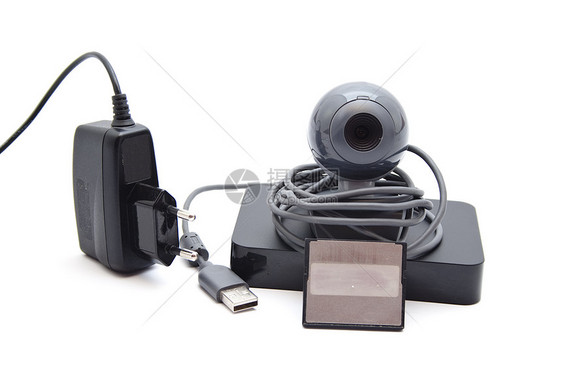 白色背景上带有有电缆和外部硬盘磁盘的黑摄像头电子贮存网络凸轮笔记本监视连接器电脑技术图片