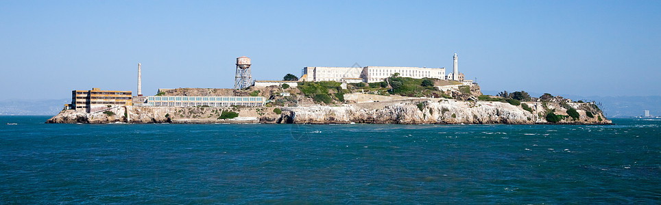 旧金山Alcatraz监狱博物馆游客旅行蓝色国家爬坡建筑学天空海岸地标图片