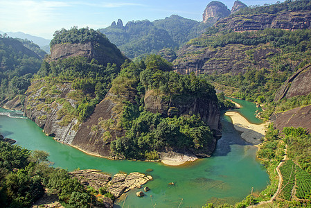 中国福建省武伊山峡谷 中国岩石蓝色林地旅行太阳季节石头旅游溪流木头背景图片