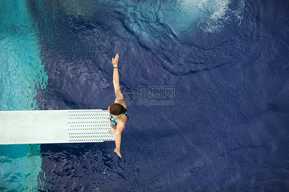 高潜水员太阳自由蓝色游泳池女性游泳飞跃活动运动潜水图片