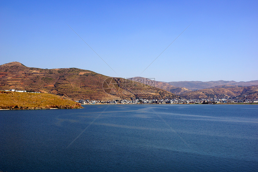 中国云南省达利Erhai湖码头村庄天空爬坡道国家钓鱼蓝色全景文化场景图片