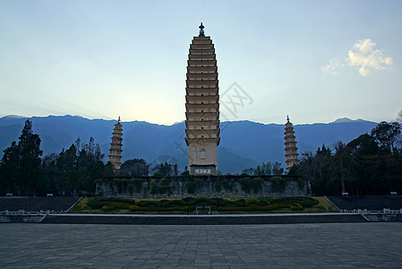 中国云南省达利老城三座佛教寺庙宗教佛教徒爬坡晴天池塘建筑地标反射建筑学树木图片