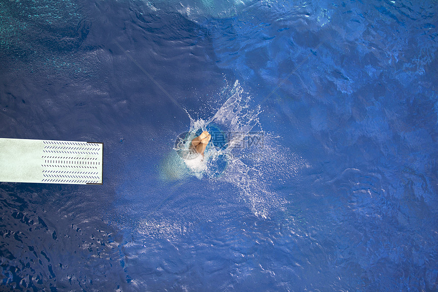 高潜水员自由海岸游泳者蓝色木板女士水池海滩乐趣游泳池图片