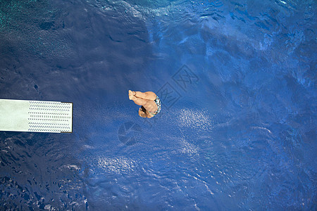 高潜水员幸福活力水池飞跃自由太阳游泳运动游泳池行动图片