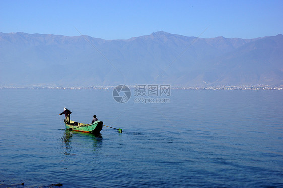 中国云南省达利埃海尔湖捕鱼者平衡漂浮镜子风景爬坡天空反射食物蓝色独木舟图片
