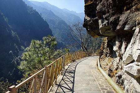 中国云南省达利市康山山探险阳光高山石头旅游小路全景环境天空爬坡顶峰图片