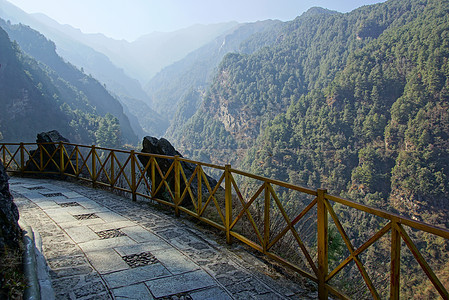 中国云南省达利市康山山探险旅游远足顶峰石头风景天空全景阳光荒野岩石图片