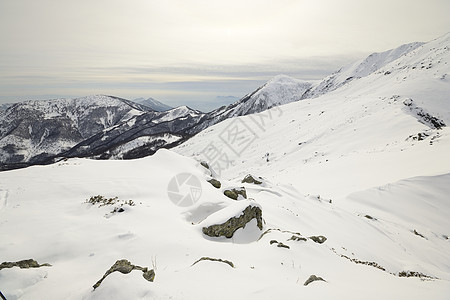 阿尔卑山云荒野勘探冰川极端粉雪山脉岩石山峰全景低角度图片