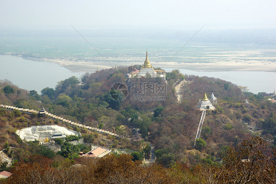 在缅甸曼德勒附近的高原山上的金色庙宇宗教场景遗产天空寺庙地标艺术雕像佛塔冒险图片