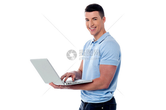 在笔记本电脑上工作的人技术网络男人侧姿娱乐互联网操作界面微笑数据图片