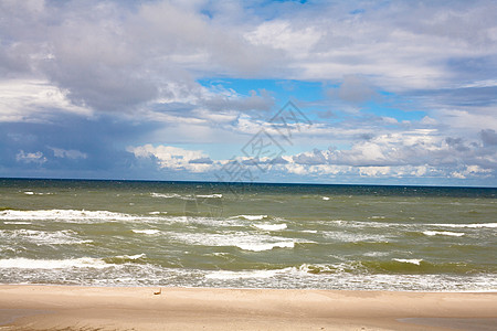 波罗的海海浪蓝色泡沫白色水平海滩海洋沙嘴绿色海景图片