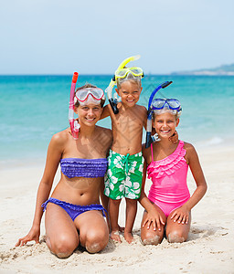 海滩上三个快乐的孩子幸福姐姐海滨说谎呼吸管热带闲暇乐趣活动男生图片