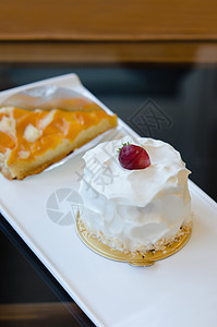 白蛋糕红色椰子海绵水果食物蛋糕甜点香草鞭打白色图片