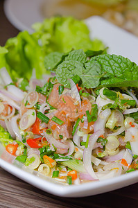 辣鲑鱼绿色蔬菜白色营养海鲜辣椒沙拉美食食物盘子图片